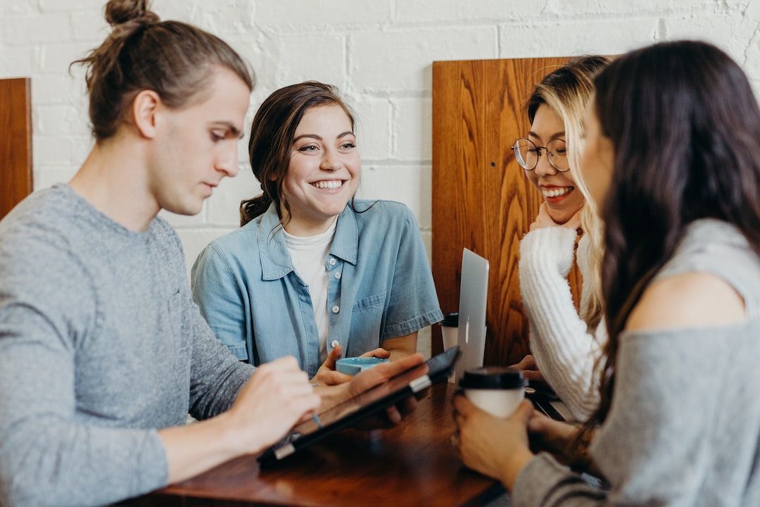 Une équipe souriante travaille ensemble autour d'une table